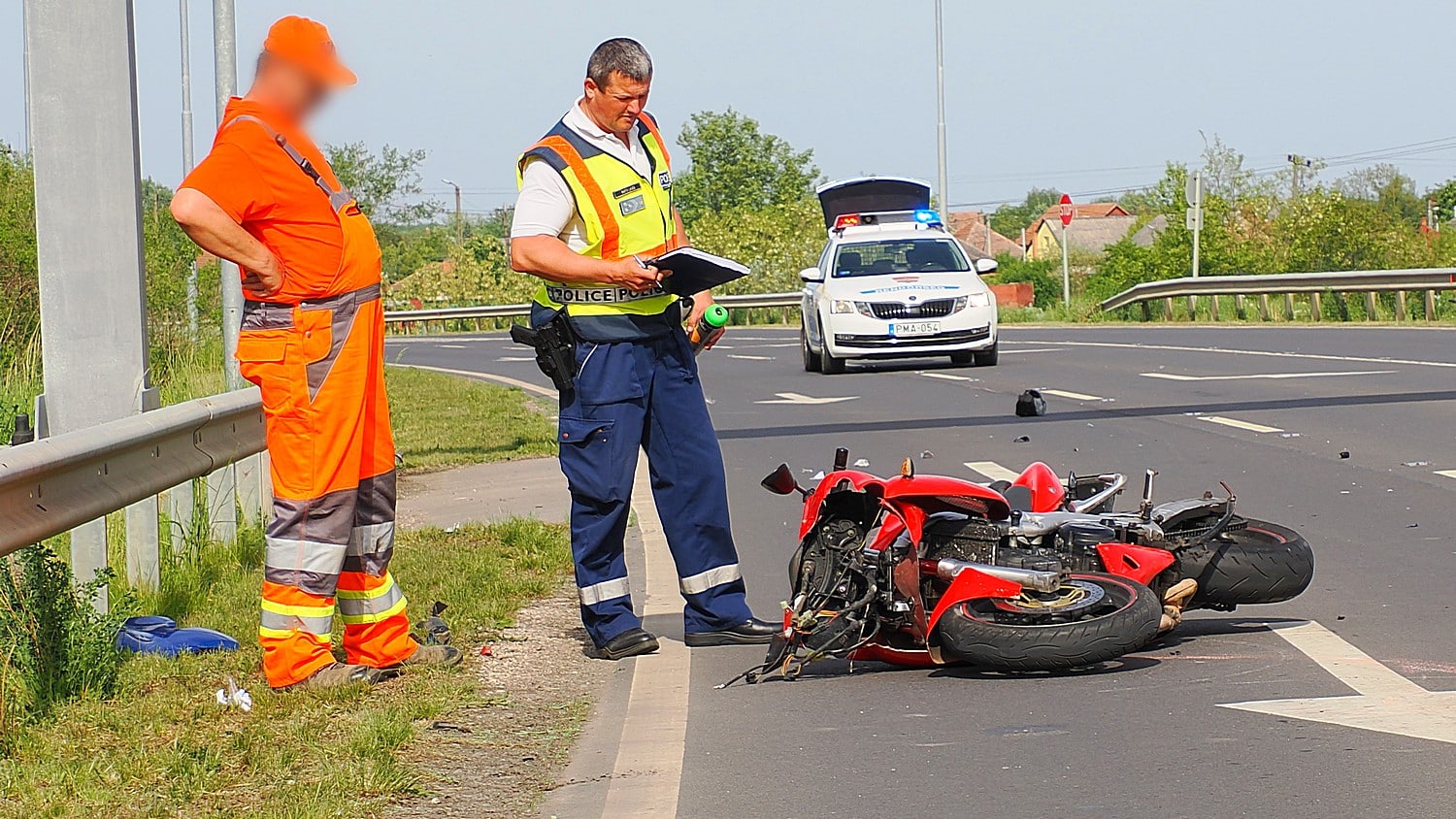 Motoros ütközött személyautóval Kunszentmártonnál