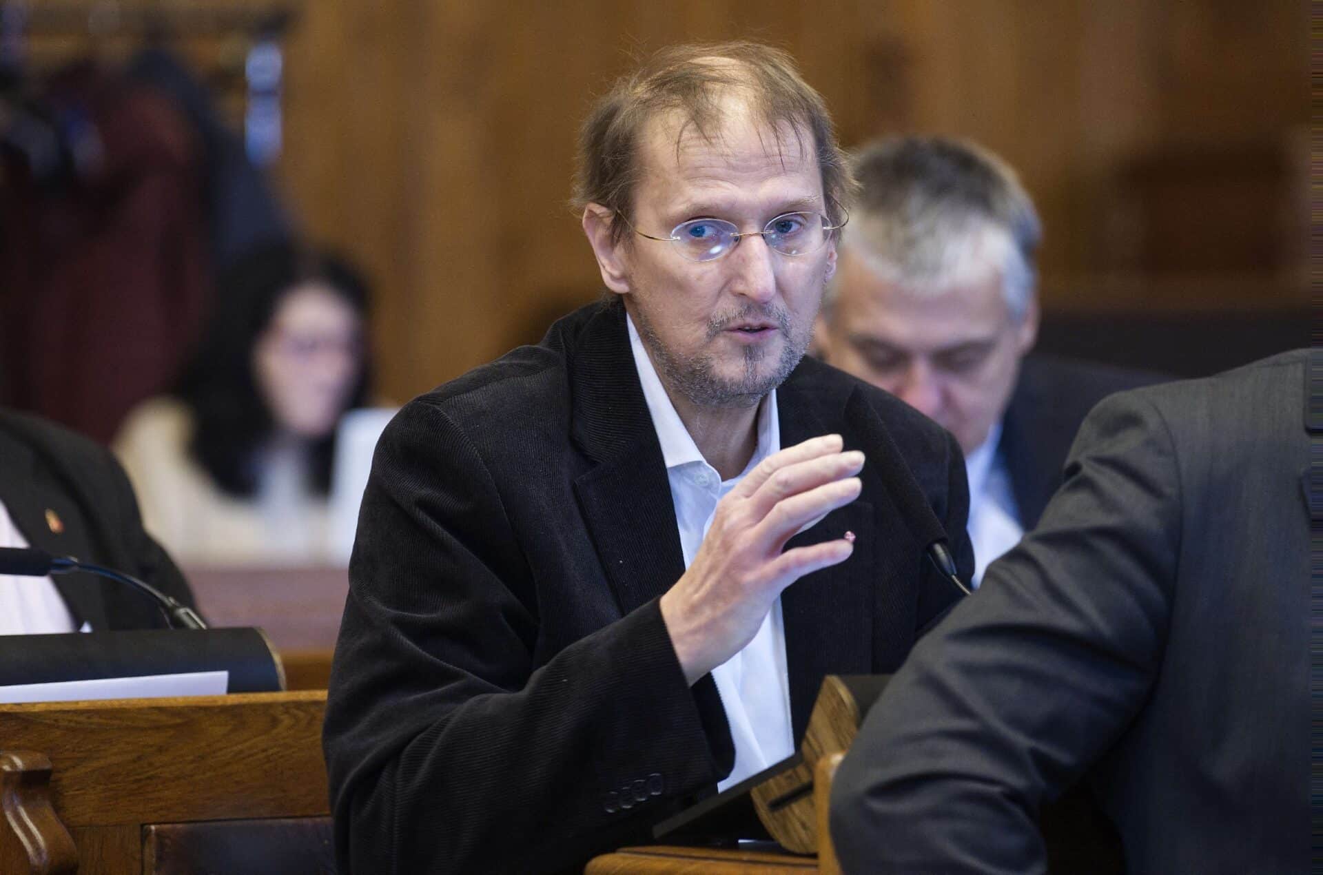 Leadta jelentését a közvilágítást vizsgáló bizottság