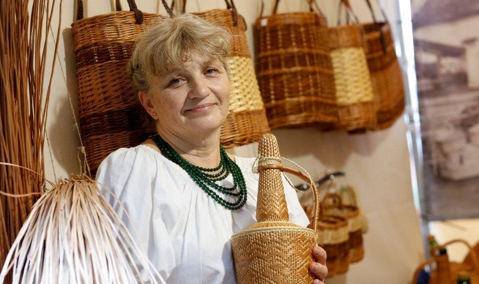 Bene Ágostonné Ircsi kiskunfélegyházi népi iparművész, a díszüvegfonás mestere